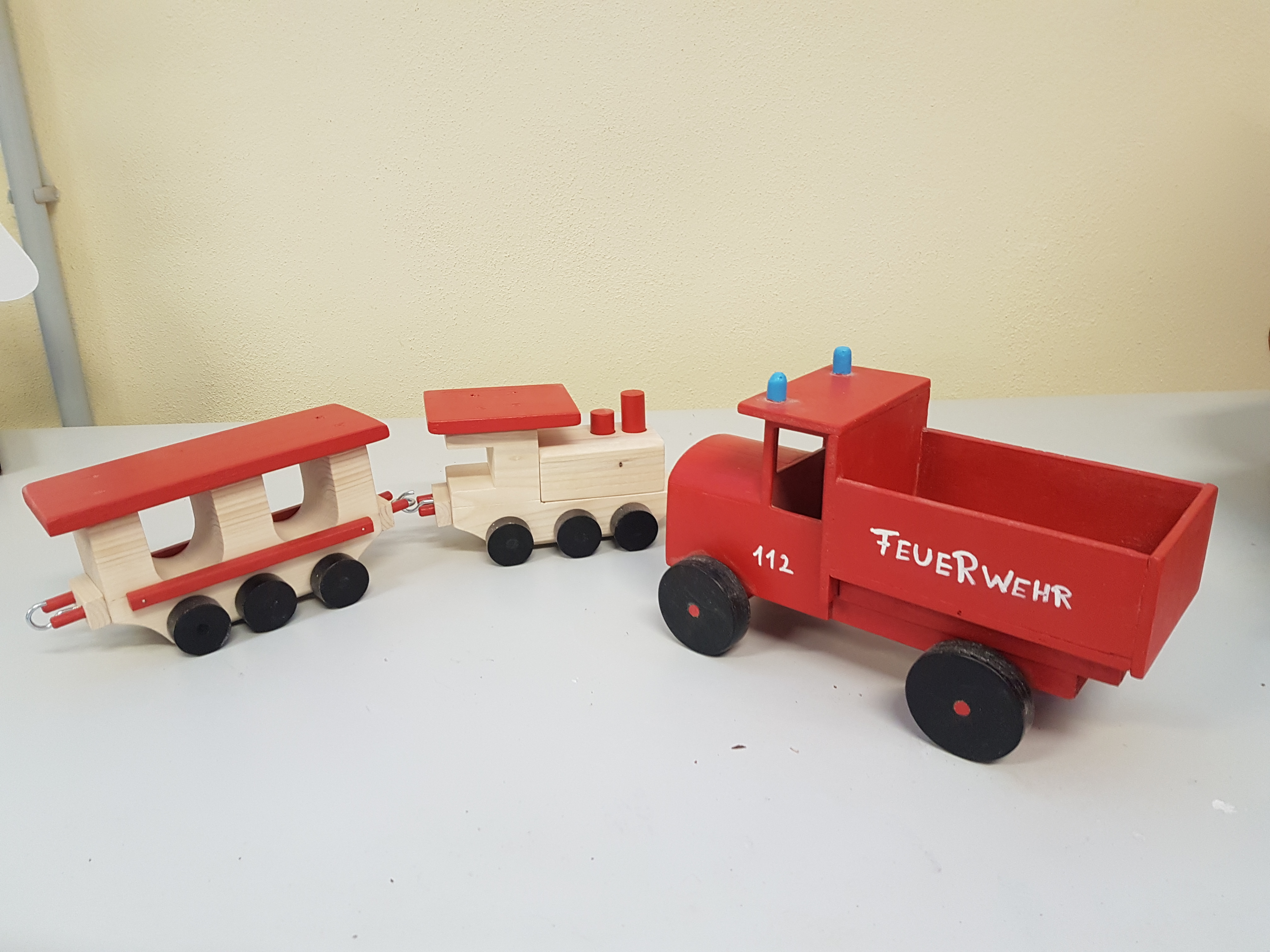 Holzspielzeug Eisenbahn und LKW